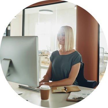 An employee at a financial services firm seamlessly authenticates and logs in her user credentials, accessing Microsoft cloud applications safely and securely.
