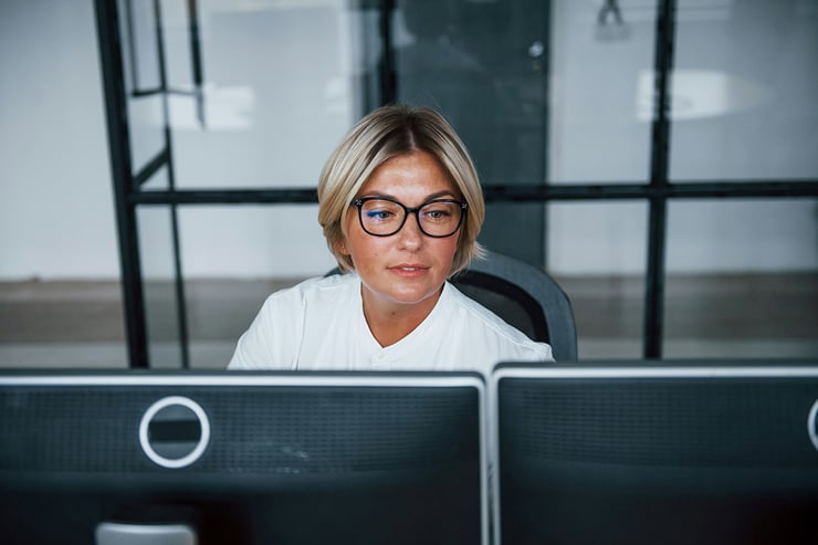 A female IT procurement manager uses insights provided by a CSP consulting partner to identify cost-saving opportunities by switching from legacy licensing to a more flexible Microsoft CSP model.