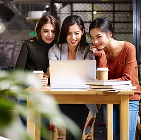 Picture of team using SharePoint to collaborate effortlessly and securely in a remote environment