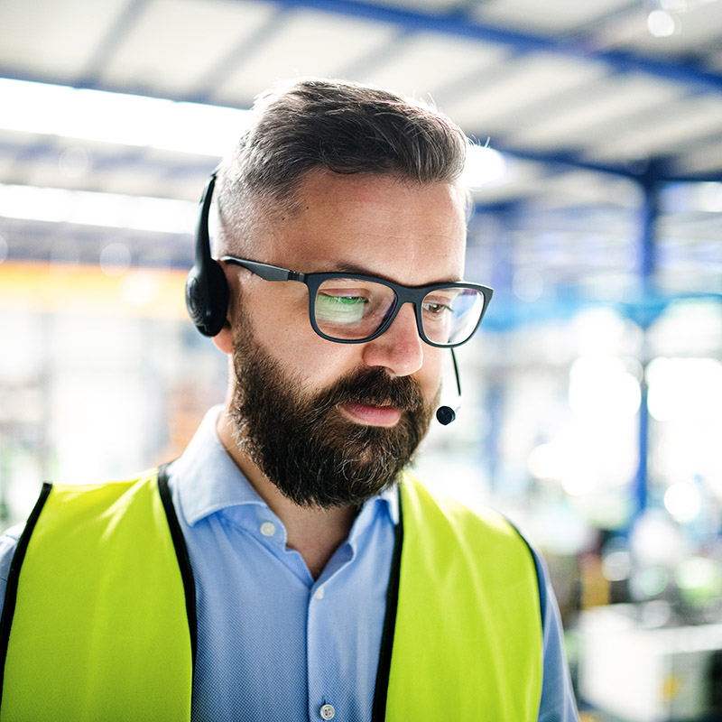 Picture of employee using Microsoft Copilot for Service to help deliver compelling service experiences with generative AI.