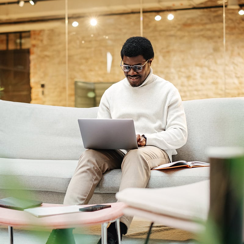 Using Microsoft Intune Remote Help, the help desk employee efficiently supports multiple users without switching tools, helping the organization improve response times.