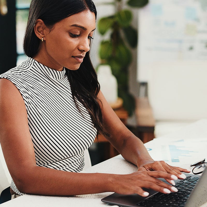 The marketing analyst stays productive knowing IT can quickly assist her remotely through Microsoft Intune Remote Help without disrupting her workflow.