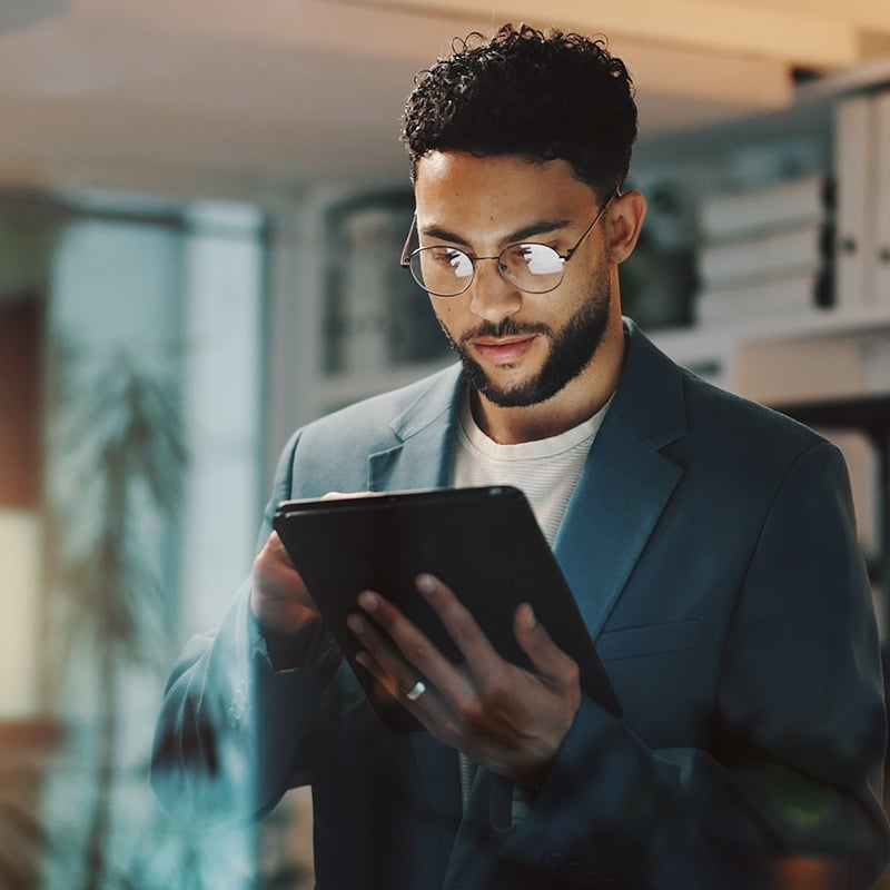 An admin presents key analytics and insights from Microsoft Priva to her team, helping them identify privacy risks, assess compliance gaps, and take proactive measures to strengthen data protection across the organization.