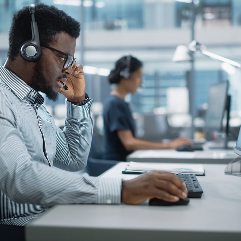 An admin presents key analytics and insights to her team using Microsoft Priva Privacy Risk Management, helping them gain a clear understanding of privacy issues and associated risks across the organization, enabling informed decision-making to strengthen data protection strategies.