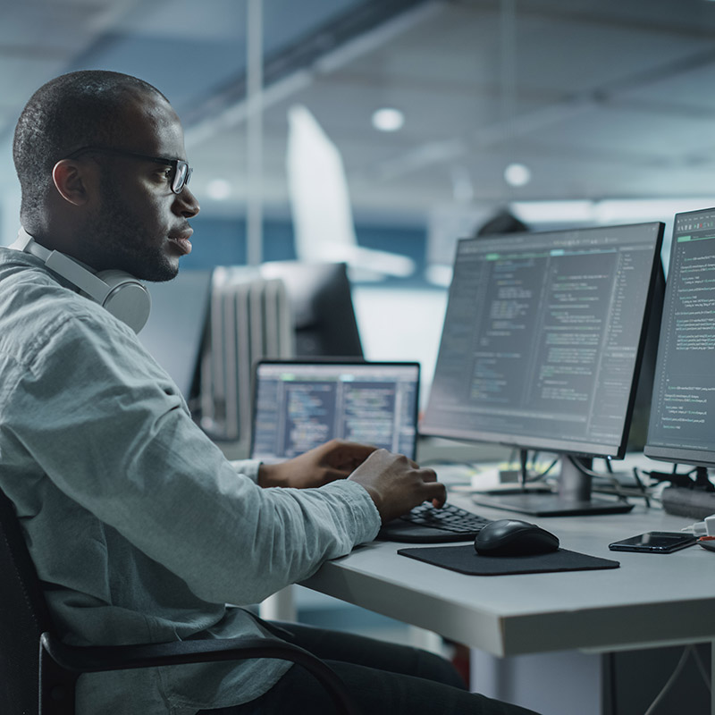 An admin presents key analytics and insights from Microsoft Priva Subject Rights Requests to her team, helping them identify privacy issues, assess associated risks, and implement proactive measures to strengthen data protection and regulatory compliance.