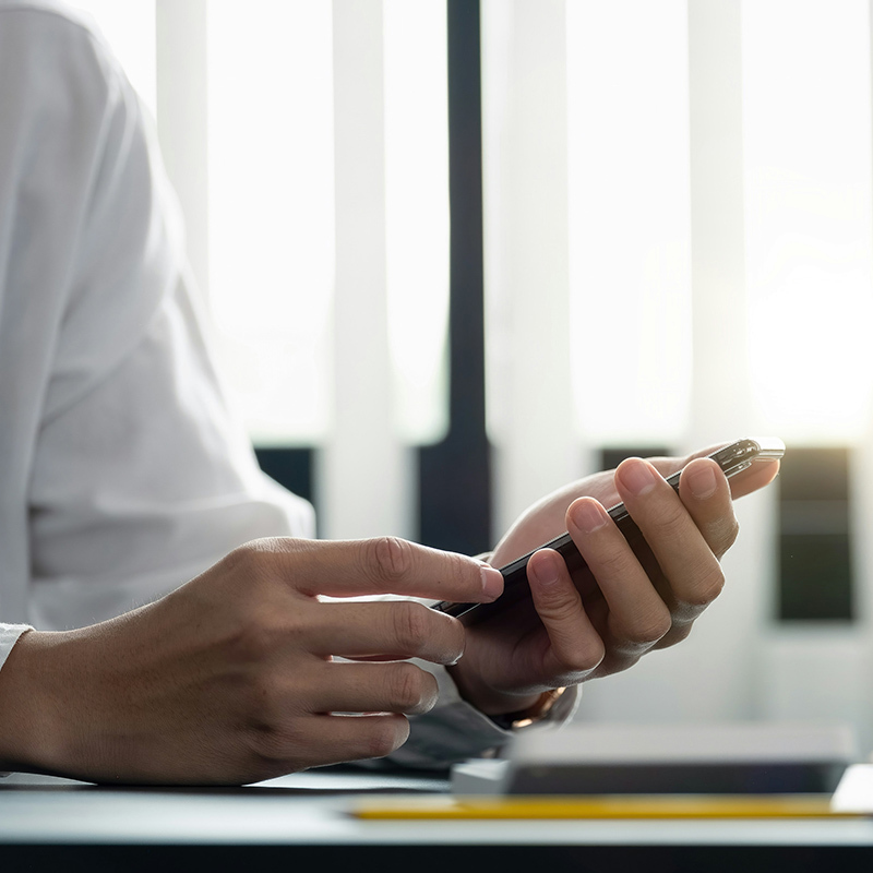 An employee accesses his work content on a mobile device and benefits from Microsoft 365’s integration with Purview eDiscovery, which allows secure, on-the-go access to discovery-relevant data.