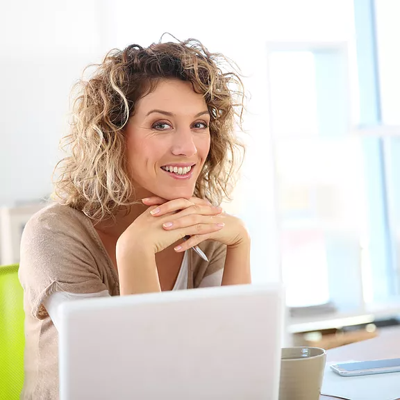 Employee using Microsoft Viva Learning to make progress on learning tasks and goals in her organization