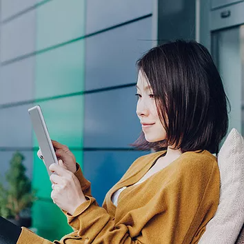 An employee uses SharePoint in Microsoft 365 to share content, publish news, and coordinate work with colleagues inside and partners outside the organization, streamlining collaboration and enhancing efficiency across teams.