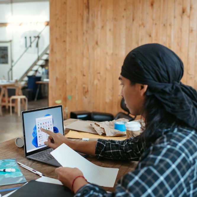 An employee accessing a cloud app that is secured using encryption and control access with Conditional Access App Control